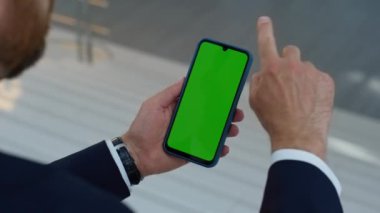 Patron yeşil ekran akıllı telefonu şirket merdivenlerine yakın oturuyor. Ofiste krom anahtarlı cep telefonuna mesaj atan bilinmeyen bir işadamı. Çalışan eller merdiven boşluğunda model cep telefonu e- postalarını tarıyor.