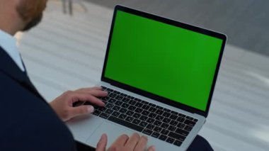 Ofis çalışanı yeşil ekran dizüstü bilgisayarda e-postayı karıştırıyor merdivenleri kapatıyor. Bilinmeyen iş adamı içeride kroma anahtar bilgisayarı üzerinde çalışıyor. Mockup pc dijital aygıtında sakallı yönetici internette sörf yapıyor.