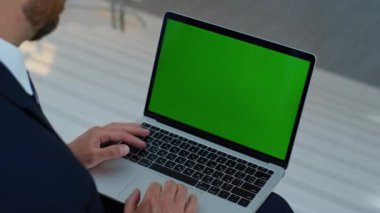 Girişimci, şirket binasının merdivenlerine yakın oturan bir dizüstü bilgisayar üzerinde çalışıyor. Kimliği belirsiz işadamı ofisinde yeşil ekran bilgisayara bakıyor. Krom anahtar cihazıyla internette sörf yapan adam.