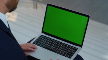 İşletme müdürü şirket binasında dizüstü bilgisayarda sörf yapıyor. Bilinmeyen iş adamı yeşil ekran bilgisayarında çevrimiçi uygulamayı tarıyor. Krom anahtarlar üzerinde çalışan bir girişimci. İnternet projesi.