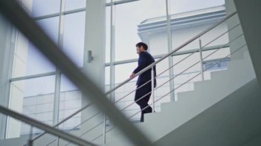 Modern binada başarılı bir CEO 'ydu. Kendine güvenen iş adamı şirket ofisindeki iş görüşmelerini aceleye getirerek izliyor. Sakallı adam yönetici zarif bir takım elbiseyle merdivenlerden aşağı iniyor..