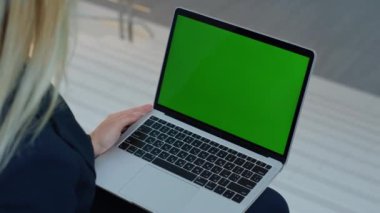 Çalışan, Chroma Key Laptop 'taki e-postayı okuyarak şirket işyerinde yakın çekim yapıyor. Kimliği belirsiz iş kadını yeşil ekran bilgisayarı üzerinde çalışıyor. Model dijital aygıt üzerinde kadın yönetici gezinme uygulaması.