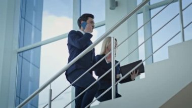 İş ortakları modern ofis binasında merdivenleri çıkıyorlar. Kendine güveni tam bir yönetici elinde dosya belgeleriyle üst katta yürüyen akıllı telefonu arıyor. İçeride işbirliği yapan iki meslektaş.