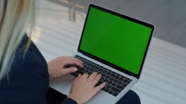 Girişimci elleri dizlerinin üzerinde dizlerinin üzerine çöküp yazı yazıyor. Kimliği belirsiz iş kadını, yeşil ekran bilgisayar kullanarak dijital proje üzerinde çalışıyor. İşletme yöneticisi krom tuşlu dijital aygıta e- posta yazıyor.