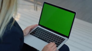 Müdür Webinar 'ı şirket ofisindeki yeşil ekran dizüstü bilgisayarda izliyor. Bilinmeyen iş kadını elleriyle klavye modelleme bilgisayarına basıyor. Chroma Key pc aygıtında sarışın çalışan tarama web sitesi.