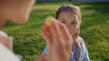 Güneşli bir günde piknik parkında eğlenen sevimli çocuk meçhul bir anneye benziyor. Tanımlanamayan küçük bir kız gün ışığı otlaklarında birlikte oturuyor. Haftasonu üzüm yiyen rahat anne çocuğu. 