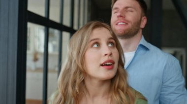 Sarışın eşine sürpriz yapan yakışıklı koca yeni oturma odasına giriyor. Çekici, mutlu bir kadın modern daireye bakarken gülümsüyor. Neşeli adam bayana anahtar veriyor. Genç çift sarılıyor. 