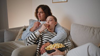 Televizyonda televizyon seyreden samimi bir aile kanepede patlamış mısır yiyor. Sevgi dolu bir çift rahat koltukta çerez çiğniyor. Eşlere sarılmak, akşamları birlikte takılmak..