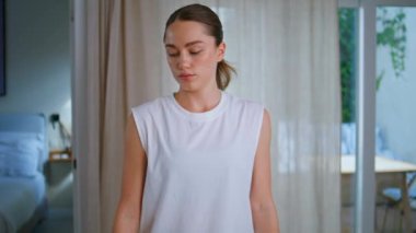 Formda bir kadın sabah antrenmanında dambılları kaldırıyor. Ağırlık tutan aktif bir bayan dairede kol kaslarını çalıştırıyor. Güçlü sporcu kadın evde spor egzersizlerinin keyfini çıkarıyor..