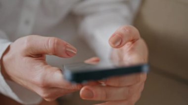 Cep telefonu kullanan kız elleri online alışveriş başvurularını yakından takip ediyor. Tanımlanamayan bir kadın cep telefonunu kaydırıyor dokunmatik ekranda fotoğraf seyrediyor. Sosyal medyada akıllı telefon sörfü yapan kadın parmakları.