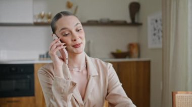 Gülümseyen kız akıllı telefonuyla konuşuyor. Daire mutfağında manikür yaptırıyor. Rahatlamış esmer, huzurlu bir ifadeyle evden cep telefonunu arıyor. Mutlu kadın arkadaşça telefon konuşmalarının keyfini çıkar..