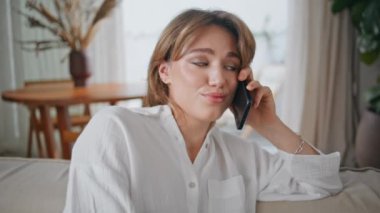 Rahat bir dairede cep telefonundan konuşan kapanık kız. Güzel, gülümseyen bir kadın cep telefonundan arıyor ve evdeki kanepede haberleri tartışıyor. Rahatlamış kadın milenyum sohbetleri..