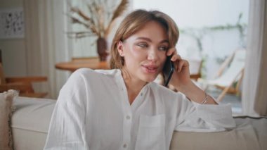 Neşeli bir kadın cep telefonu konuşmasında dedikodu yapıyor rahat koltukta oturuyor. Hafta sonu akıllı telefondan konuşan çekici bir bayan. Kaygısız kız, arkadaşlarını arıyor. Evdeki kanepede dinleniyor..