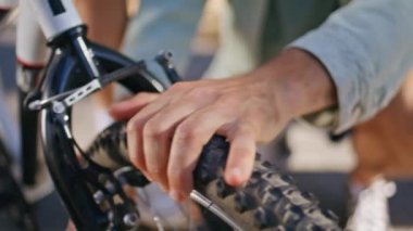 Baba çocuk elleri güneşli sokakta bisiklet tekerleğine dokunuyor. Tanınmayan bir adam, yaz ormanında bisiklet sürmeye hazırlanan küçük bir çocuğa yardım ediyor. Bilinmeyen baba sportif başlangıçta oğlunu destekliyor.