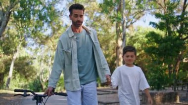 Baba oğul yeşillik parkında geziniyor. Kaygısız, rahat çocuk bisikletten sonra el ele tutuşup dinleniyor. Bekar bir baba, küçük çocukla iletişim kuruyor ve hafta sonunun tadını çıkarıyor. Çocukluk kavramı