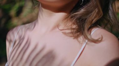 Canlı ormanlarda kızın deri eğreltiotu gölgesi. Nazik model kadın yeşil vahşi ormanlarda güneşlenerek güneşleniyor. Gevşemiş narin bayan yemyeşil bitkiler bahçesinde dinleniyor güneş ışığının tadını çıkarıyor