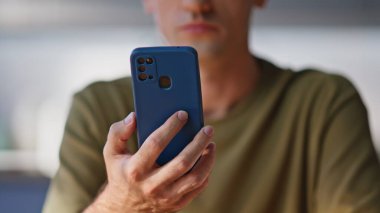 Ofiste akıllı telefonu elinde tutan iş adamı elleri. Tanımlanamayan şirket çalışanı hafif iş yerinde internet cep telefonuna bakıyor. İsimsiz bir iş adamı cep telefonundan fotoğrafları izliyor. 