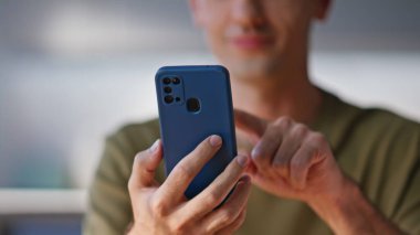 Müdür parmak cep telefonu ekranına dokunuyor ve video konferansına evde başlıyor. Neşeli, serbest çalışan, cep telefonunu dinleyen ve internetten komik videolar izleyen biri. Gülümseyen adam flört uygulaması açıyor