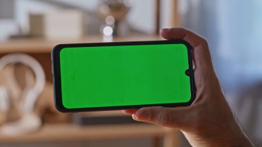 Yaratıcı el, masayı kapatırken akıllı telefonu tutuyor. Bilinmeyen yönetici ofiste Chromakey telefon webinar okuma e-posta izliyor. Girişimci adam yeşil ekran cep telefonu kullanarak interneti arıyor