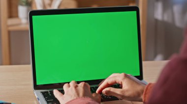 Modern güneşli iş yerinde parmak izleri bilgisayara gönderiliyor. Şirket ofisinde yeşil ekran bilgisayarda çalışan tanınmayan bir kadın. İnternet araştırması kromakey aygıtı yapan iş kadını 