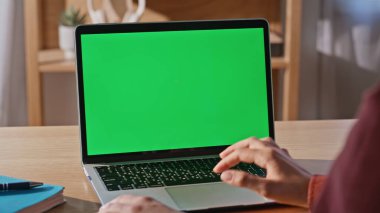 Kadın el yapımı laptopun dokunmatik dokunmatik dokunmatik dokunmatik bilgisayarını aşırıyor. Evde uzaktan yakından çalışıyor. İnternet bilgilerinde internette gezinen tanınmayan bir iş kadını. Kadın işçi kromakey bilgisayara dokunuyor 