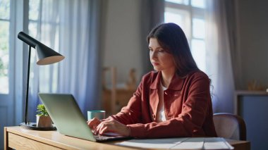 Genç iş kadını bilgisayarına mesaj yazıyor. Evin iç mekanında çalışıyor. Laptop yazan bir kadın işyerinde kahve fincanı alıyor. Esmer kadın, apartmandaki görevleri çözüyor. 