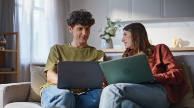 Gülen çift kanepe kapanışında dizüstü bilgisayarı tartışıyor. Evdeki bilgisayarlarda çalışan neşeli aşıklar. Rahat bir adam gibi görünen karısı evde sorular soruyor. Genç eşler yaşam tarzı kavramı