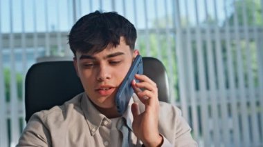 İş yerinde akıllı bir telefon görüşmesi yapan bir girişimci var. Rahat adam cep telefonunu arıyor iş anlaşmasını tartışıyor. Pozitif iş adamı şirket ofisinde cep telefonuyla konuşuyor.