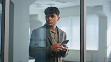 Kafası karışmış işadamı ofis camında cep telefonu bulundurmayı düşünüyor. Müdür, akıllı telefon mesajının iş merkezinde durmasından endişe ediyor. Hüsrana uğramış bir yönetici iş konusunda kafa yoruyor