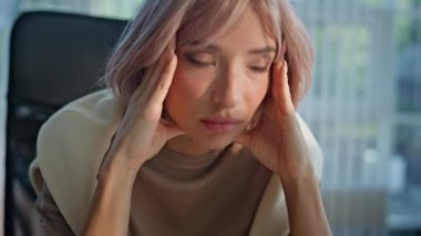 Yorgun yönetici ofiste yakın çekimde baş ağrısı çekiyor. İş yerinde migren ağrısı çeken yorgun bir kadın. Sarışın iş kadını aşırı çalışma yorgunluğu hissediyor. Düşünceli patron odada kriz geçiriyor.