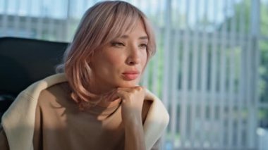 Ofiste çalışan çekici bir bayan bilgisayar kapanışı. Rahat iş kadını modern kabinede akıllı telefonlara cevap veriyor. Sakin kadın yönetici şirket çalışma odasında bilgisayar ekranına bakıyor