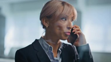 Sinirli bayan akıllı telefonu tartışıyor ofiste iş sorunları tartışıyorlar. Sinirli kadın müşteri cep telefonundan şikayetçi. Hüsrana uğramış iş kadını cam salonda cep telefonu konuşmasını bitiriyor.