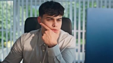 Ofisteki bilgisayarı kullanarak klavyeyi yazan yönetici parmakları. Bilgisayarda çalışan, e-posta atan çalışkan bir adam. İşiyle meşgul profesyonel bir programcı. Verimliliğe odaklanan odaklanmış iş adamı