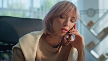 Sinirli girişimci akıllı telefondan konuşuyor. İş yerinde kahve içiyor. Endişeli kadın yönetici arıyor iş arkadaşınla haberleri tartışıyor. Üzgün iş kadını telefon konuşmasında düzeni sağlıyor.