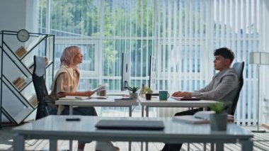 Gülümseyen meslektaşlar birlikte çalışma alanında gayri resmi iletişim. Ofiste gülen birkaç yönetici var. İki mutlu iş arkadaşı iş yerinde dostça sohbet ederken kapalı bir yerde mola veriyor.