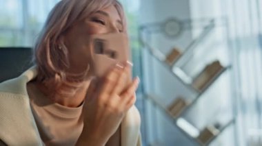 Gülümseyen sarışın kadın menajer telefonda konuşuyor. Yakından eğleniyor. Gülen iş kadını cep telefonuyla konuşan ofis masası. Başarılı CEO iş arkadaşını arıyor. Masada çok mutlu hissediyor.