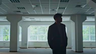 Yapayalnız mimar inşaat alanının arkasını seyrediyor. Kendine güvenen işadamı ellerini ceplerine koyuyor ve boş salonu inceliyor. Genç mühendis modern binada başarılı bir onarım çalışması yapıyor.