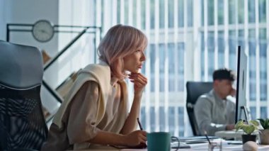 Sanal bir toplantıda, ışık ofisindeki bilgisayarı kullanan bir kadın fark etti. İş kadınının iş stratejisini iş arkadaşlarıyla tartışırken çekilmiş videosu. İnternetteki konferansta konuşan bayan. 