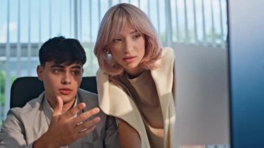 Yönetici tasarım projesinde genç yöneticiye danışmanlık yapıyor. Yaratıcı ofiste beş neşeli iş veren iki ilham verici iş arkadaşı. Mutlu iş arkadaşları başarılı takım işbirliğinin tadını çıkarıyor 