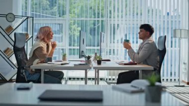 Ajansta kıran kırana konuşan iş arkadaşları. Dinlenen adam, kadınla kahve fincanlarıyla iletişim kuruyor. Rahat bir iş çifti iş yerinde karşılıklı fikir alışverişinde bulunuyor. Takım çalışması konsepti 