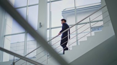 Modern binada başarılı bir CEO 'ydu. Kendine güvenen iş adamı şirket ofisindeki iş görüşmelerini aceleye getirerek izliyor. Sakallı adam yönetici zarif bir takım elbiseyle merdivenlerden aşağı iniyor..