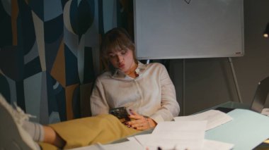 Rahat patron gece dolabında akıllı telefon mesajı atıyor. Genç iş kadını modern yaratıcı ofiste masa başı mesajlaşması yapıyor. Çok çalışan bayan cep telefonuyla tek başına dinleniyor. 