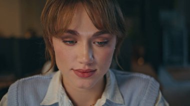 Geç saatte çalışan işkadını ofis kapanışı. Gülümseyen genç yönetici e-posta okuyan bayan akşam işyerindeki fotoğrafa bakıyor. Karanlık iç mekanda poz veren mutlu kadın. Pozitif kız yüzü