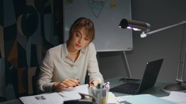 Yorgun bir ofis çalışanı, gece geç saatlere kadar kapalı bir odada çalışıyor. Dizüstü bilgisayar masasında evrakları çevirmekten yorulmuş bir iş kadını. Profesyonel kız menajer gece dolabında kontrat arıyor. 