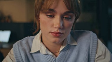 Bütün gece çalışan sekreter e-postaları yakından okuyor. Karanlık iç mekanlara bakan geç çalışan işçiler. Odaklanmış yönetici bayan akşam işyerinde monitör izliyor. Ciddi iş kadını görevleri çözüyor