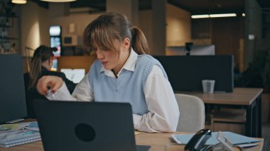 Düşünceli bir çalışan şirket ofisinde elinde kalem tutan notları okuyor. Açık alanda belgeleri inceleyen ciddi bir iş kadını. İç işlerindeki görevleri çözen zarif kız işçi. Çalışma konsepti 