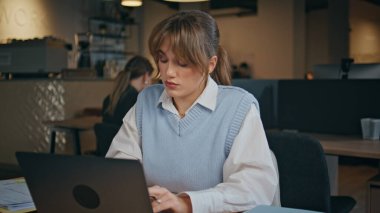 Şirket çalışanı açık alanda dizüstü bilgisayara klavye mesajı atıyor. Yaratıcı ajans ofisinde daktilo eden genç bir iş kadını. İşine odaklan bayan. İşlerine odaklan. Yoğunlaş. 