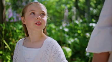 Güneşli bir günde kimliği belirsiz bir çocukla parkta yürümek. Tanımlanamayan bir kadın. Küçük bir kız gün ışığına çıkıyor. Rahat anne, tatlı kız gün ışığında gezinen hafta sonunun tadını çıkarın. 