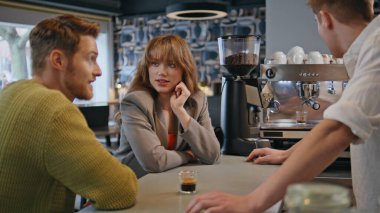 Ofis çalışanları iş yerindeki barlarda kahve içen barmenlerden bahsediyorlar. Neşeli müşteriler kafede içki içip sohbet ediyorlar. Şirket çalışanları garsonca konuşuyor. Rahat bir restoran.