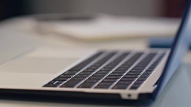 Yazar elleri ofis masasında bilgisayarı daktilo ediyor. Evde çalışan kimliği belirsiz bir adam dizüstü bilgisayarla kod yazıyor. Açık Apartman işyerinde online araştırma yapan profesyonel serbest çalışan.